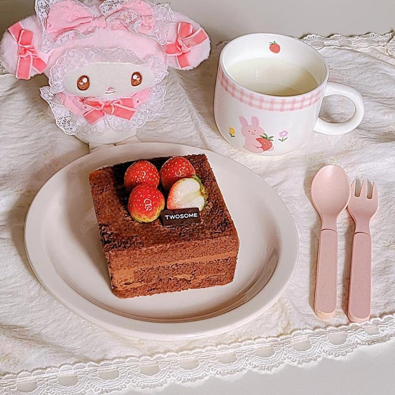 떠먹는 스초생🍰 떠먹는 아박🍰 우유🥛 💬 지인이 준 깊콘으로 아침부터 당 채우기🩷✨️원래는 떠먹는 스초생 + 스초생 프라페 (R) 이거였는데 음