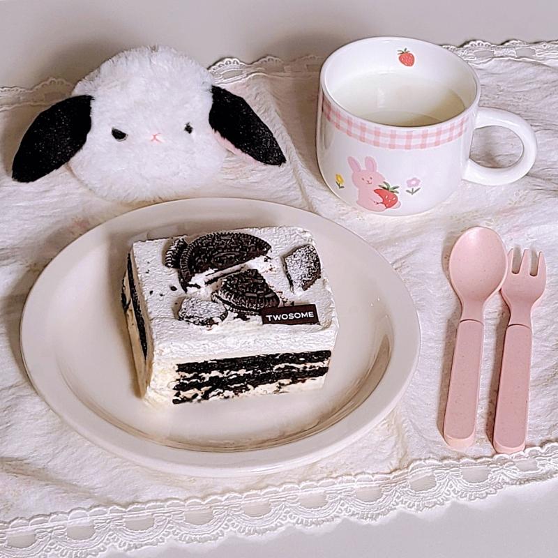 떠먹는 스초생🍰 떠먹는 아박🍰 우유🥛 💬 지인이 준 깊콘으로 아침부터 당 채우기🩷✨️원래는 떠먹는 스초생 + 스초생 프라페 (R) 이거였는데 음
