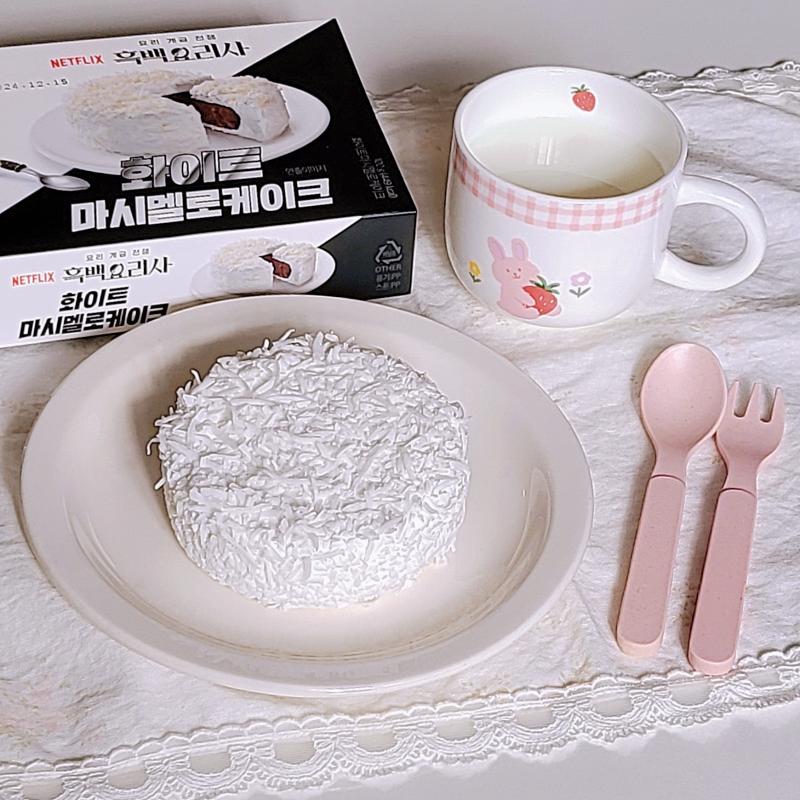 화이트마시멜로케이크🍰 우유🥛 💬 작년..? 올초..? 부터 이런 케이크 보여가지고 궁금해서 머거봄 근데 걍 달디단 빵 다시 사 먹구 싶지 아늠.