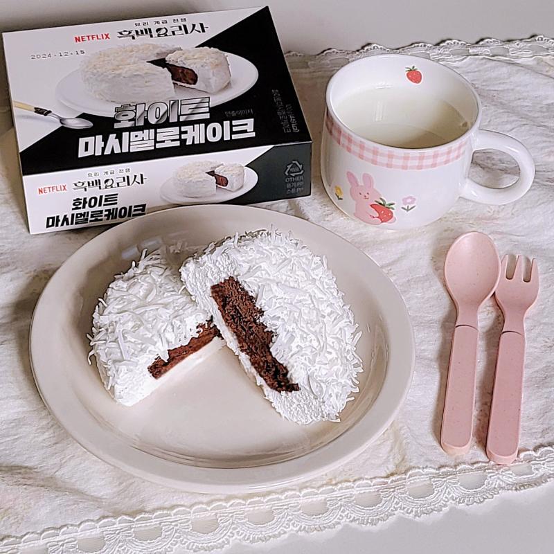 화이트마시멜로케이크🍰 우유🥛 💬 작년..? 올초..? 부터 이런 케이크 보여가지고 궁금해서 머거봄 근데 걍 달디단 빵 다시 사 먹구 싶지 아늠.