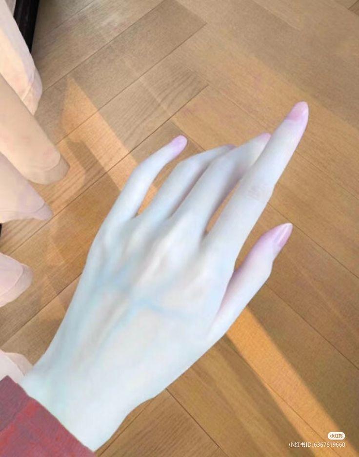 창백하고 가느다란