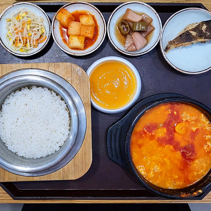 초당 얼큰 순두부 정찬🥘 조선 떡갈비🥩 💬 눈 오고 추웠어서 따끈한 국물류가 땡기는 날🩷여기 떡갈비 맛집이더라 마싯움 순찌도 마싯었구