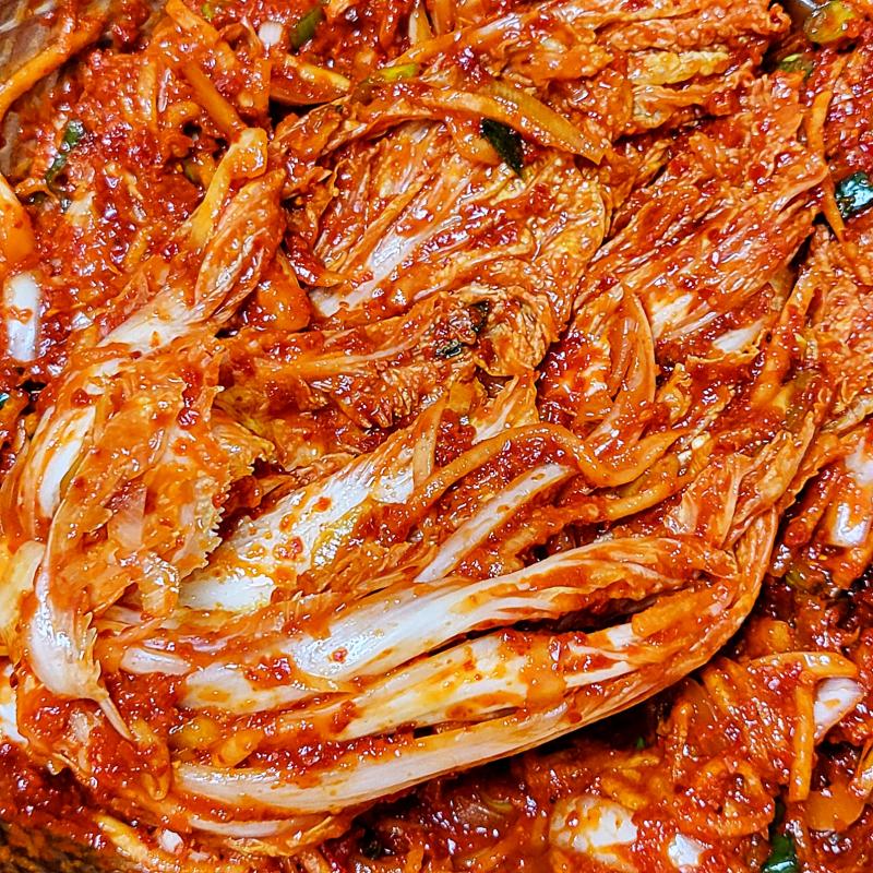 나애 첫 김장🩷✨️김장 할 생각이 없었는데 마침 집에 배추랑 무가 있어서 한번 해 볼까? 하구 시작 어제 저녁에 배추 절이고 무채 만들고 오늘 