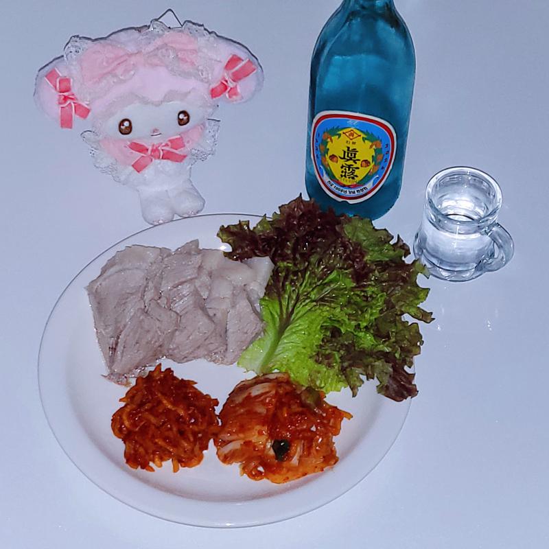 수육🥩 무채🥬 김치🥬 상추🥬 소주🍶 💬 첫 김장, 첫 수육 성공적👍🏻🩷✨️