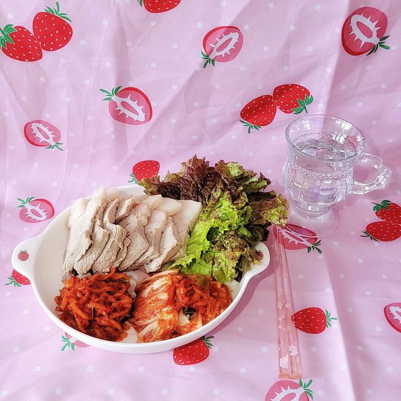 수육🥩 무채🥬 김치🥬 상추🥬 소주🍶 💬 첫 김장, 첫 수육 성공적👍🏻🩷✨️