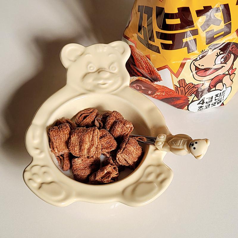 2024년 12월 04일 수요일 꼬북칩 초코츄러스맛🍪 우유🥛 💬 요즘 우유 말먹에 빠져있는중 이거 얼려서 말먹하면 짱임👍🏻🩷