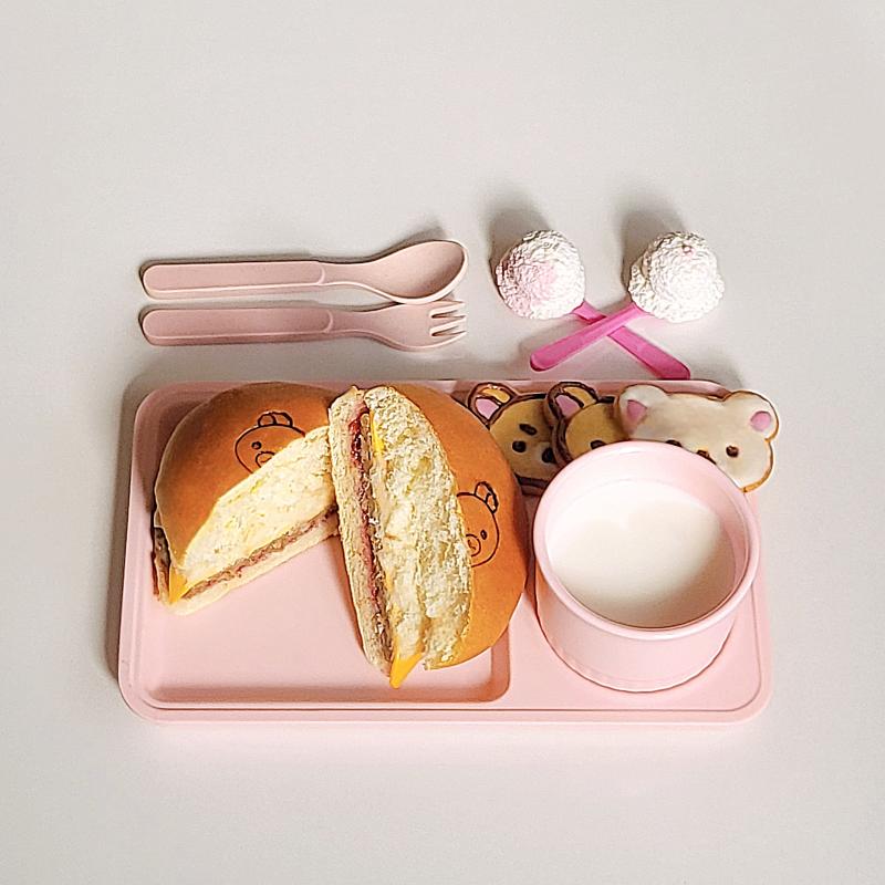 리락쿠마 감자불고기버거🍔 리락쿠마 얼굴모양쿠키🍪 우유🥛 💬 기대를 안 해서 그런가 생각보다 맛있었음 인기가요 샌드위치에 패티 더한 느낌..? 쿠