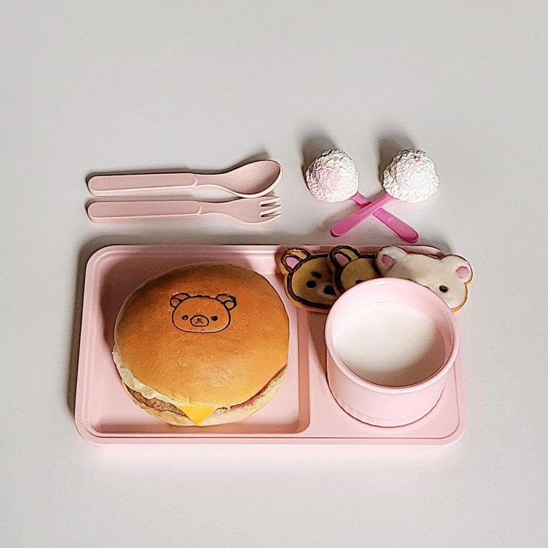 리락쿠마 감자불고기버거🍔 리락쿠마 얼굴모양쿠키🍪 우유🥛 💬 기대를 안 해서 그런가 생각보다 맛있었음 인기가요 샌드위치에 패티 더한 느낌..? 쿠