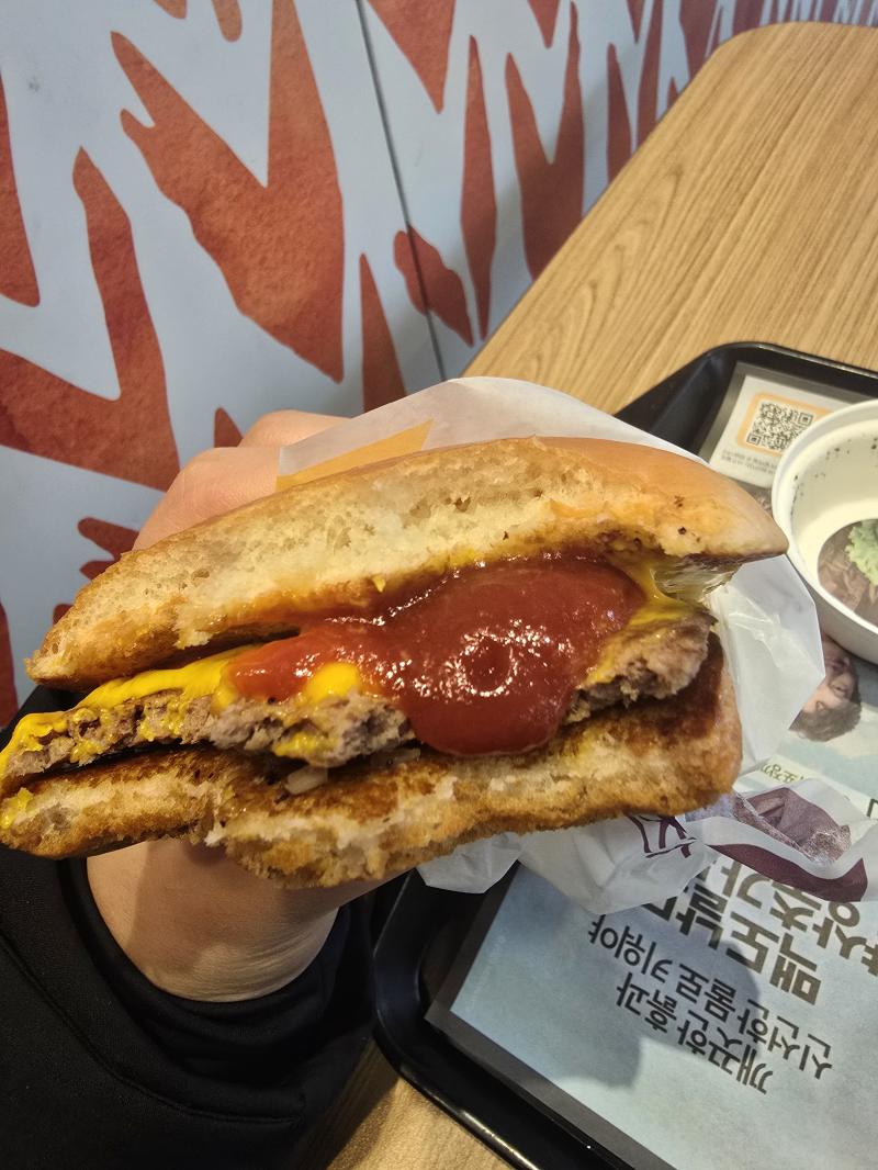 치즈버거 먹는데 케첩을 가득 넣어주신