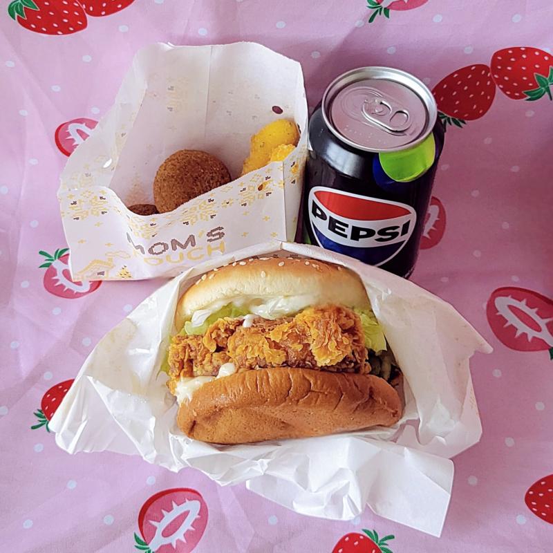 싸이버거🍔 치즈스틱🧀 치즈볼🧀 콜라🥤 💬 내 최애는 역시 싸이버거다 그리고 내 최애 치즈볼도 맘스땃쥐🩷