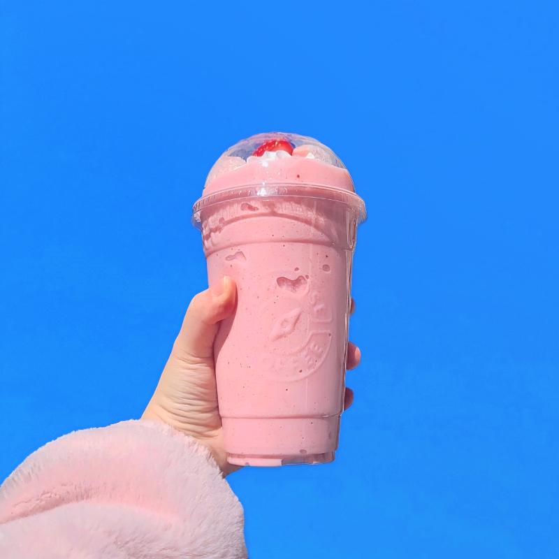 컴포즈 생딸기 모찌 밀크쉐이크🍓 💬 맛은 내 취향이 아닌데 비주얼은 내 취향임