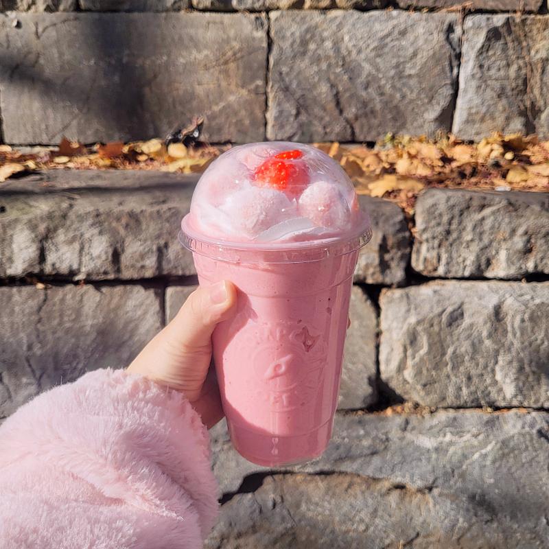 컴포즈 생딸기 모찌 밀크쉐이크🍓 💬 맛은 내 취향이 아닌데 비주얼은 내 취향임