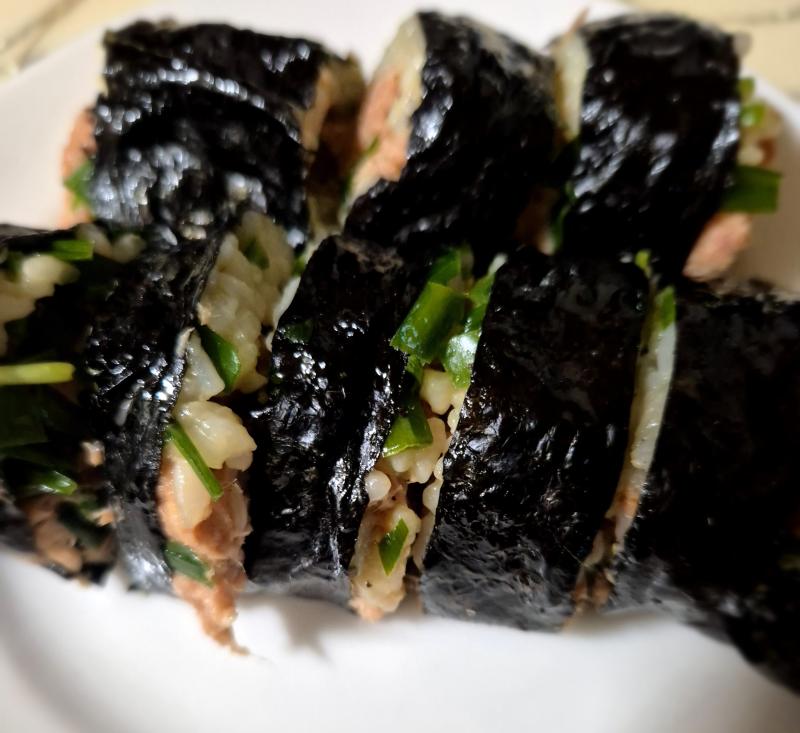 오늘 점심 부추참치김밥~ 좀 많이 모양새가... 네..... 김밥 뭐 어케 싸는 건데. 맛은 김이 질긴 거랑 생각보다 안맵다 제외하고는 괜찮음!