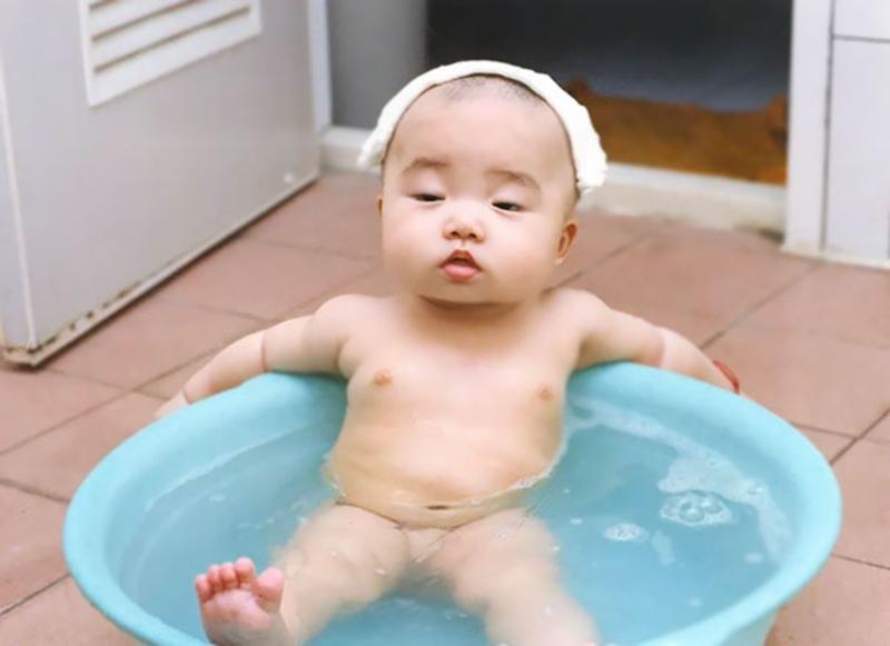 폴더를 열어보니 나온 목욕하는 아기