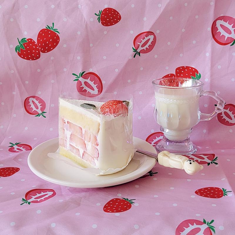 딸기케이크🍰 우유🥛 💬 엄마가 기분전환으로 케이크 먹구싶다해서 먹은 딸케🍰❤️