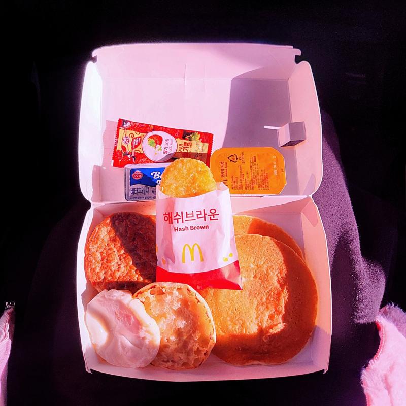 맥모닝 디럭스 브렉퍼스트🍔🥞 콜라🥤 💬 우리도 드디어 맥세권❤️이라기엔 조금 거리가 있긴 하지만 옆동네에 생긴게 어디🥹🩷드디어 나두 맥모닝 먹어