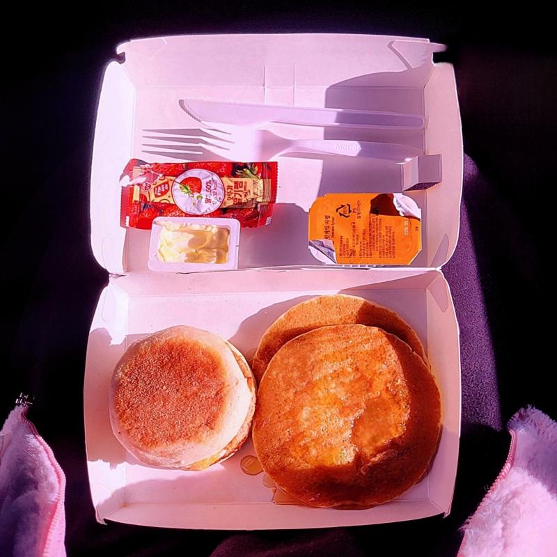 맥모닝 디럭스 브렉퍼스트🍔🥞 콜라🥤 💬 우리도 드디어 맥세권❤️이라기엔 조금 거리가 있긴 하지만 옆동네에 생긴게 어디🥹🩷드디어 나두 맥모닝 먹어