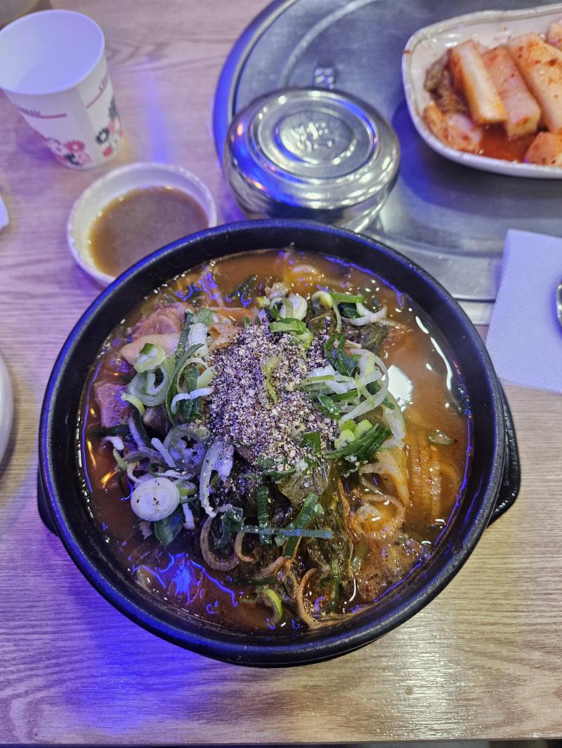 퇴근하고 아빠&동생이랑 뼈해장국 조짐 💪 아아주우 맛났고, 거기도 손님 많은거 보고 아찔했음... 남일같지 않아...🥹