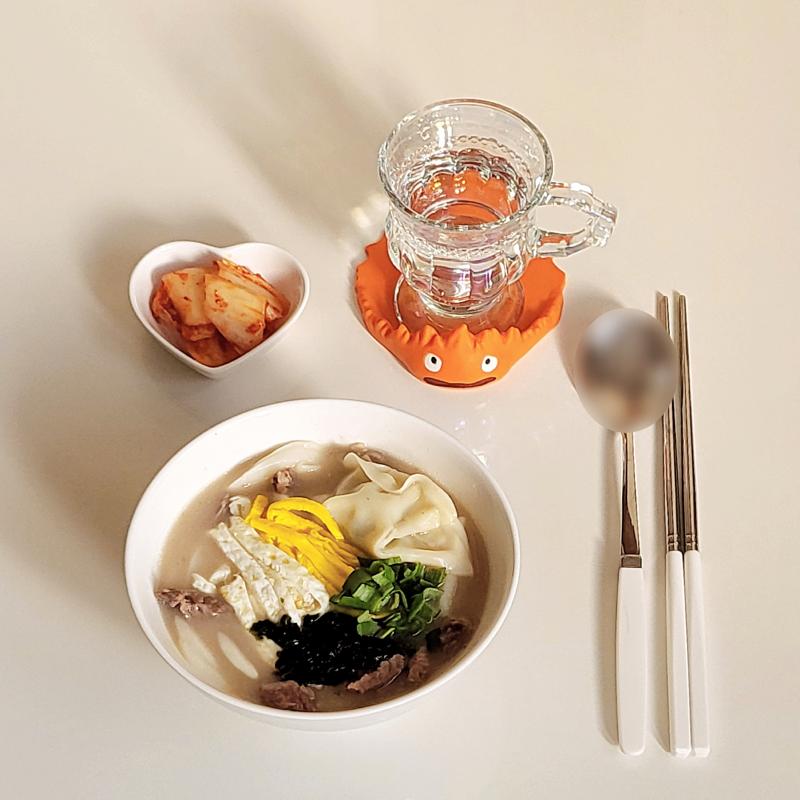 떡국🍲 김치🥬 💬 새해맞이 떡국🩷사실 오늘 점심은 소불고기였는데 나랑 아빠랑 언니랑 떡국 먹고 싶다고 해서 언니가 재료 주문해 줘서 내가 만듦 