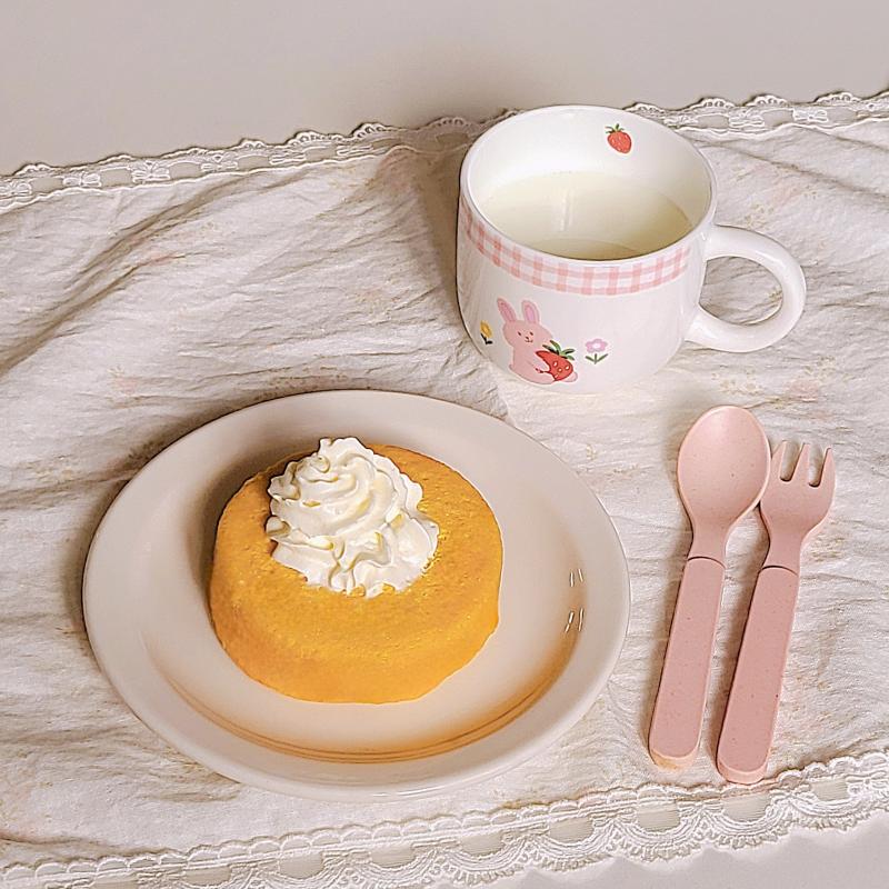 호박빵🎃 우유🥛 💬 언니를 위해 설탕 대신 스테비아를 넣었더니 비율이 달라져서 그런지 저번보단 덜 달긴 했지만 언니한테는 오히려 더 괜찮을지도 