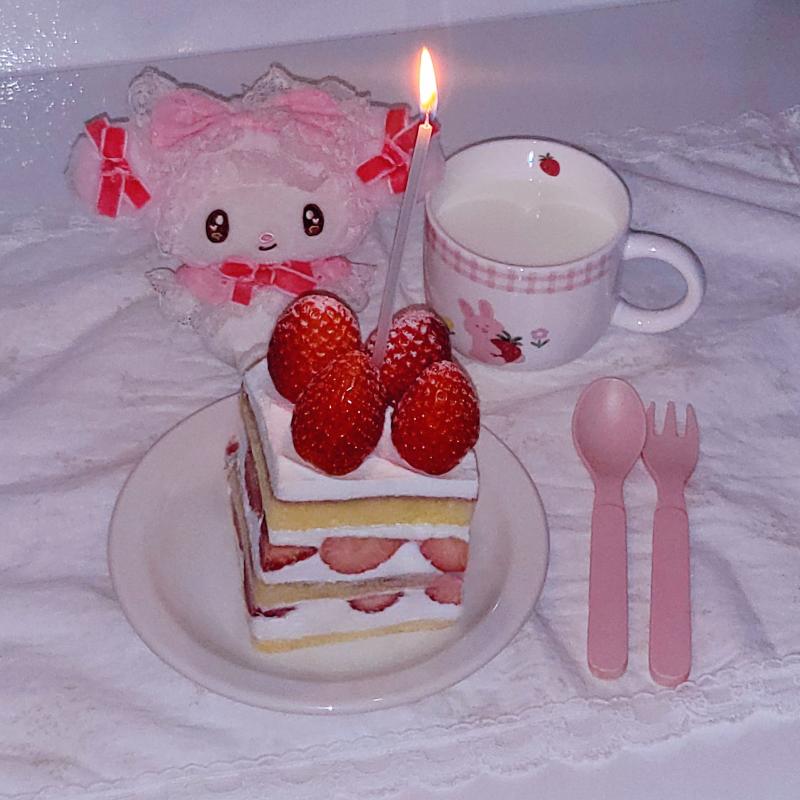 신라호텔 패스트리부티크 딸기 쇼트 케이크🍰 💬 딸기가 실하고 새콤달콤하니 맛있었고 크림은 물리지 않는 맛, 시트는 평범해따 개인적으로는 롯데호텔