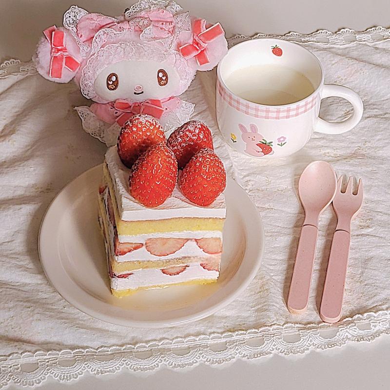 신라호텔 패스트리부티크 딸기 쇼트 케이크🍰 💬 딸기가 실하고 새콤달콤하니 맛있었고 크림은 물리지 않는 맛, 시트는 평범해따 개인적으로는 롯데호텔