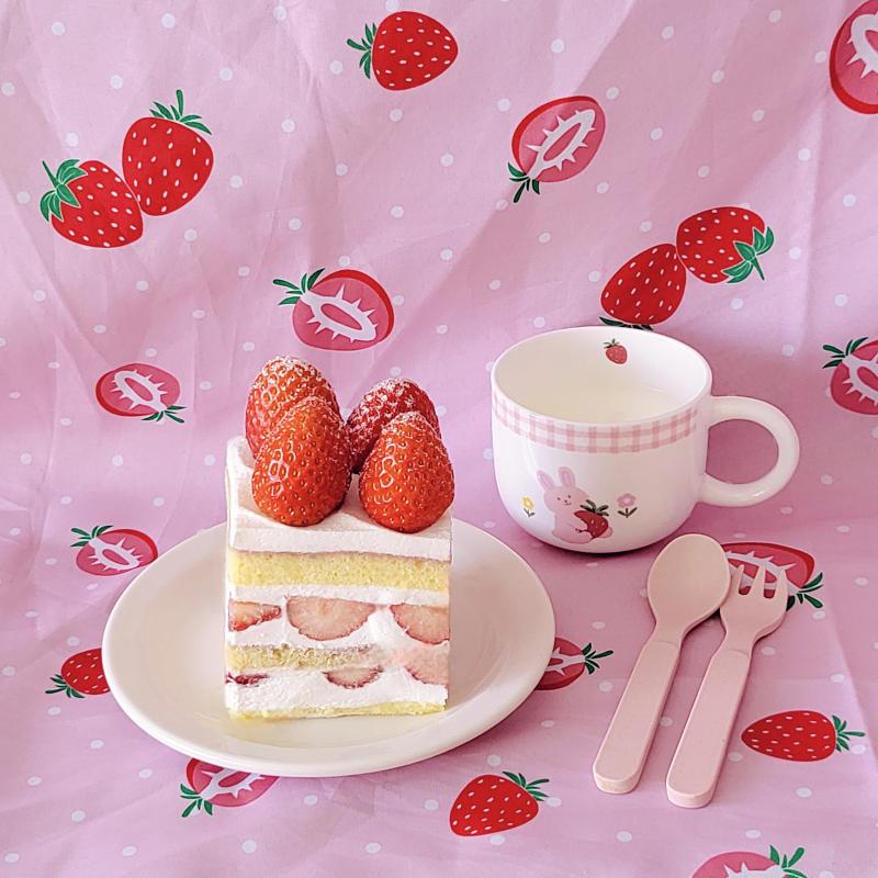 신라호텔 패스트리부티크 딸기 쇼트 케이크🍰 💬 딸기가 실하고 새콤달콤하니 맛있었고 크림은 물리지 않는 맛, 시트는 평범해따 개인적으로는 롯데호텔