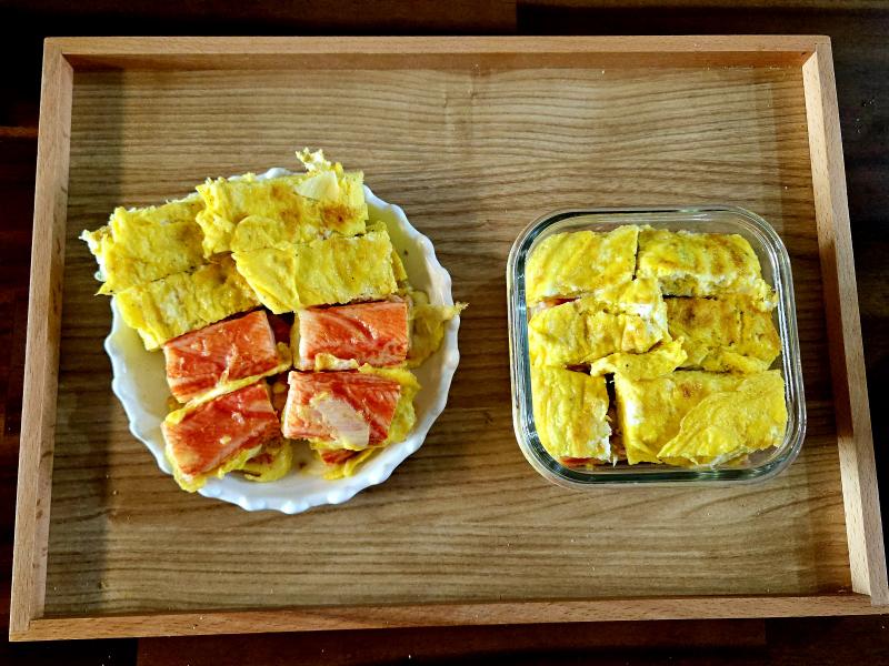 맛살 계란 무침... 인데 이제 실패를 곁들인. ㄴ 맛살이 주여야 하는데 계란을 너무 많이 풀어놓은 바람에 계란이 더 많아짐. / 후라이팬 아침