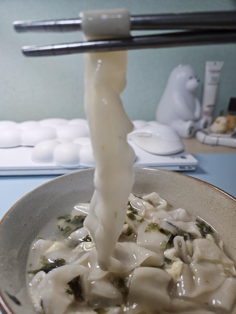 아빠가 해준 칼국수 면굵기가 장난 아님 사진으로 보일지 모르겠는데 거의 만두피야ㅋㅋㅋㅋㅋㅋㅋ 암튼 맛있었당 😋