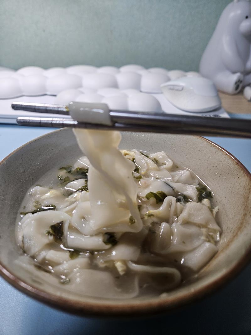 아빠가 해준 칼국수 면굵기가 장난 아님 사진으로 보일지 모르겠는데 거의 만두피야ㅋㅋㅋㅋㅋㅋㅋ 암튼 맛있었당 😋