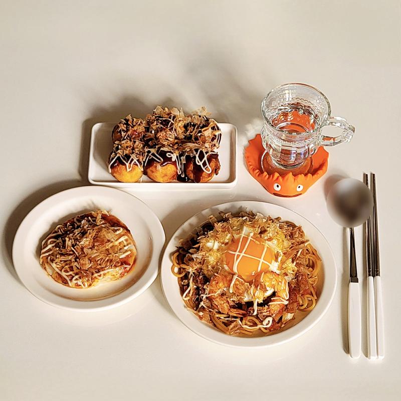 야키소바🍝 오코노미야키🍕 타코야키🐙 💬 오늘은 일식🩷지금 보니 파래 가루 뿌리는 걸 깜박했네