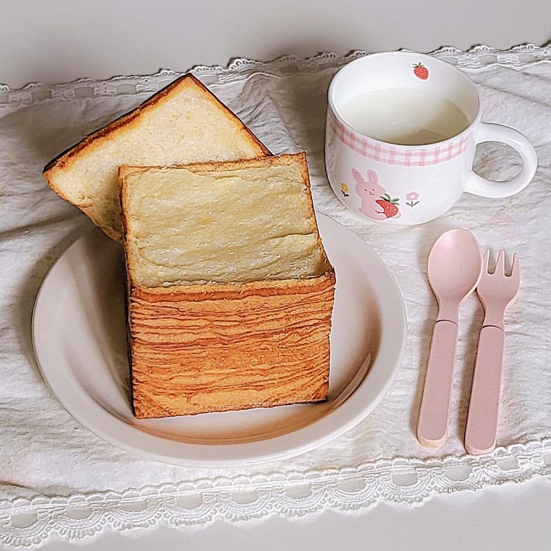 한 장씩 뜯어먹는 32겹 브레드🍞 우유🥛 💬 겉바속촉 뜯어 먹는 재미가 있듬 근데 양에 비해 가격이 쪼꿈..
