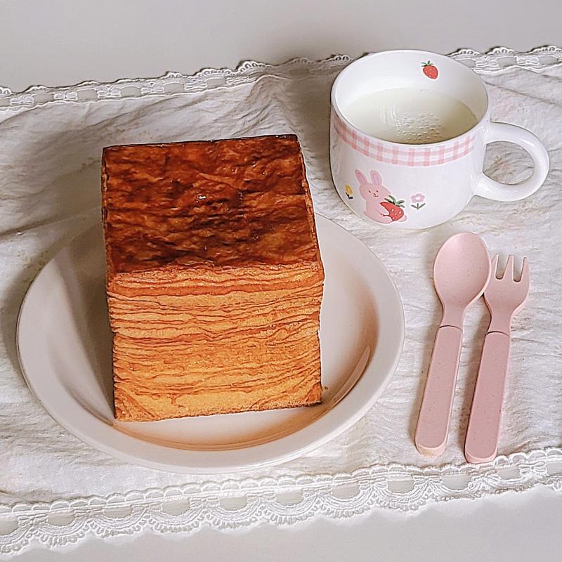 한 장씩 뜯어먹는 32겹 브레드🍞 우유🥛 💬 겉바속촉 뜯어 먹는 재미가 있듬 근데 양에 비해 가격이 쪼꿈..