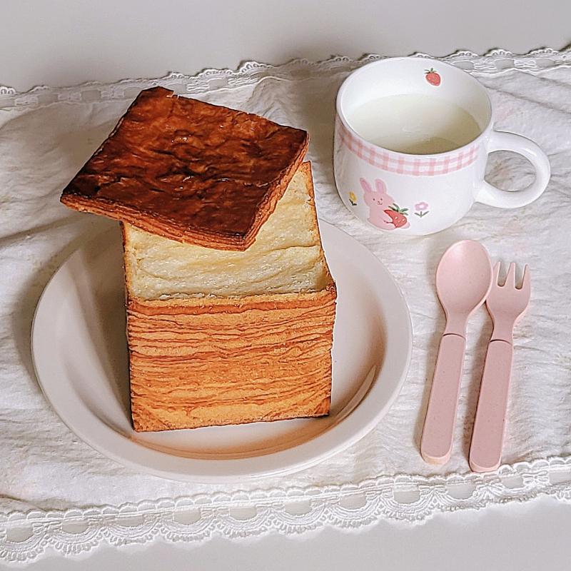 한 장씩 뜯어먹는 32겹 브레드🍞 우유🥛 💬 겉바속촉 뜯어 먹는 재미가 있듬 근데 양에 비해 가격이 쪼꿈..
