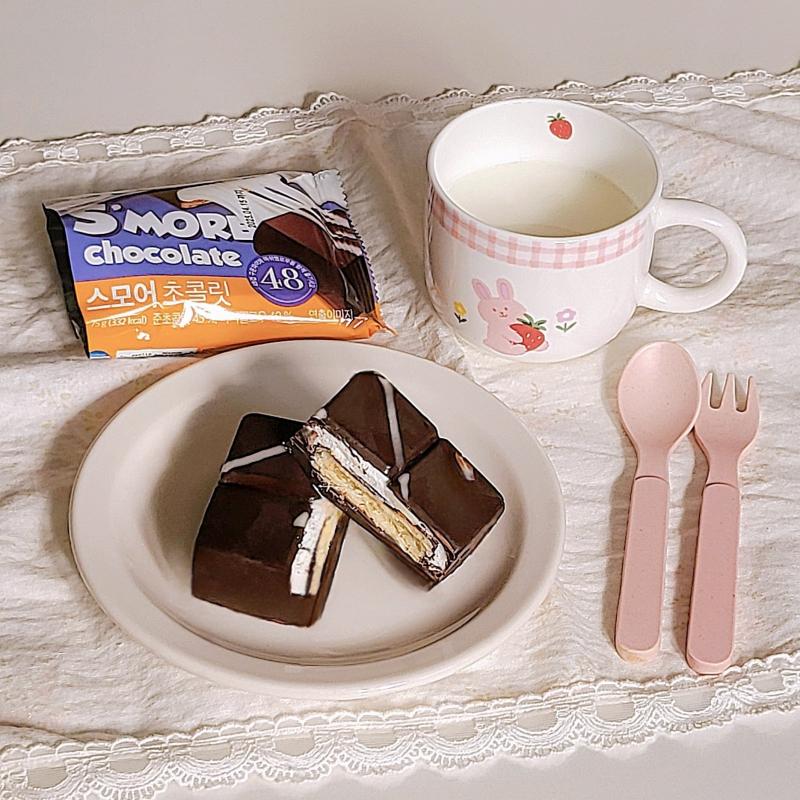 스모어 초콜릿🍫 우유🥛 💬 페스츄리 같은 까까 들어있는 것 말고는 그냥 그래따 싸구려 초코맛? 손바닥 사이즈 정도에 두꺼운 초콜릿이지만 5800