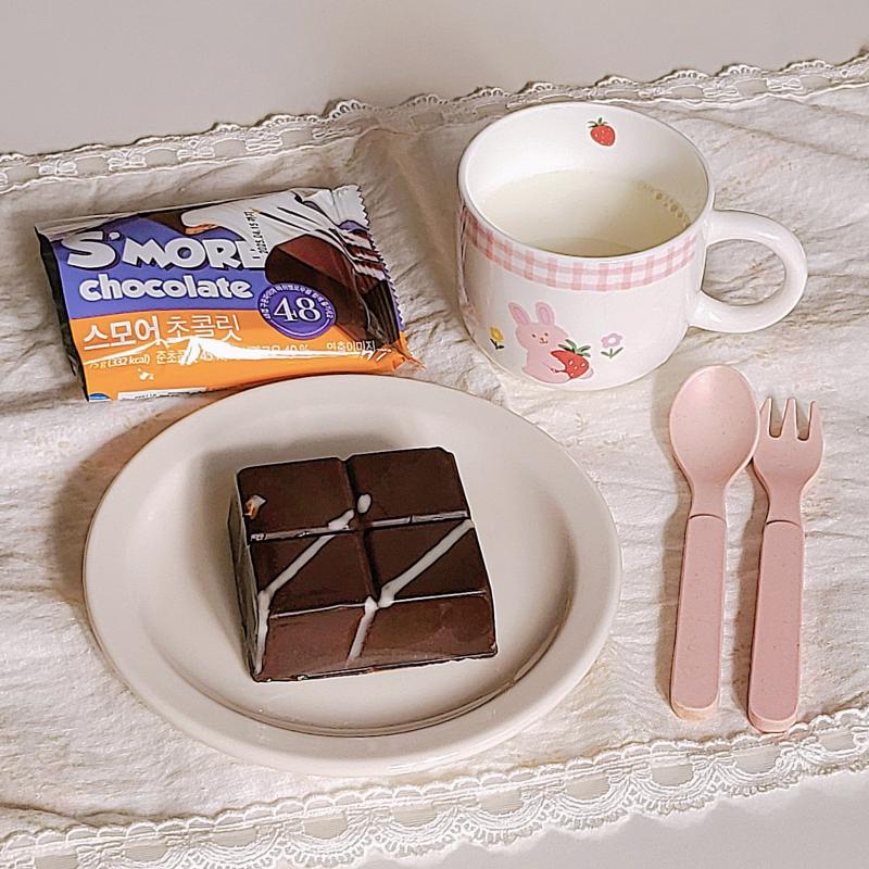 스모어 초콜릿🍫 우유🥛 💬 페스츄리 같은 까까 들어있는 것 말고는 그냥 그래따 싸구려 초코맛? 손바닥 사이즈 정도에 두꺼운 초콜릿이지만 5800