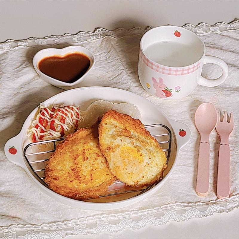 계란카츠🍳 💬 어제 소스가 좀 남아서 오랜만에 만들어 본 계란카츠🍽반숙을 의도한 건 아닌데 반숙이 되어따 오히려 죠아?