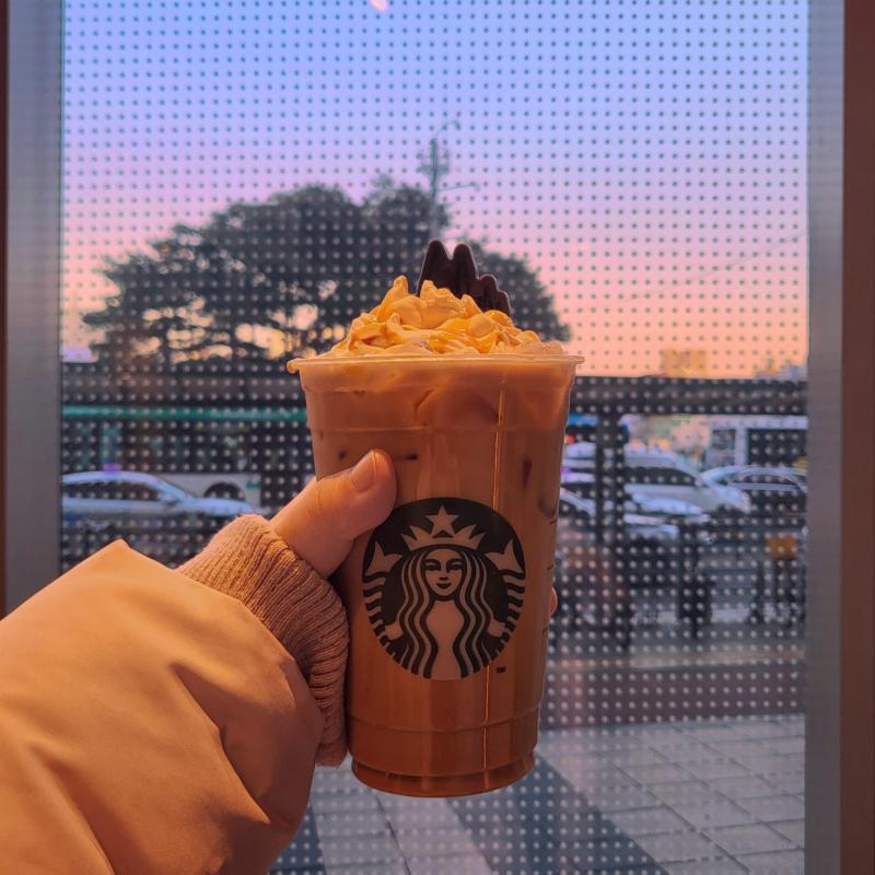 호그와트 골든 바닐라 라떼☕️ 💬 토핑 4종 중 뭐가 올라갔을까 하고 보는데 없움..혹시 휘핑 밑으로 내려갔나 하고 보는데 휘핑은 멀쩡함 그래서