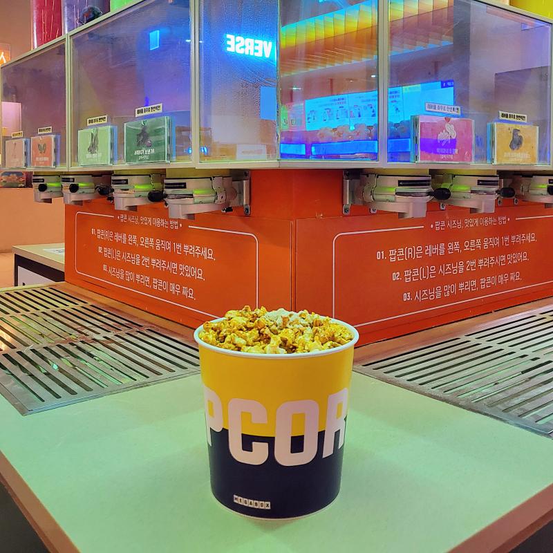 팝콘🍿 💬 영화 안 봐쑴 그냥 팝콘 머그러 가씁니다 웅니가 생일쿠폰 있어서 쫄레쫄레 따라가서 얻어와따