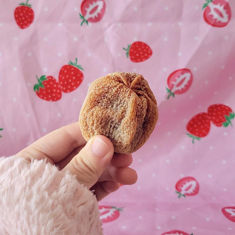 곶감🍊 💬 외삼촌이 설 선물로 보내주신 곶감🩷곶감 엄청 좋아하지 않았는데 입맛이 변한 건지 존맛탱이라 벌써 3개 머굼
