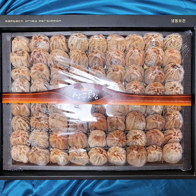곶감🍊 💬 외삼촌이 설 선물로 보내주신 곶감🩷곶감 엄청 좋아하지 않았는데 입맛이 변한 건지 존맛탱이라 벌써 3개 머굼