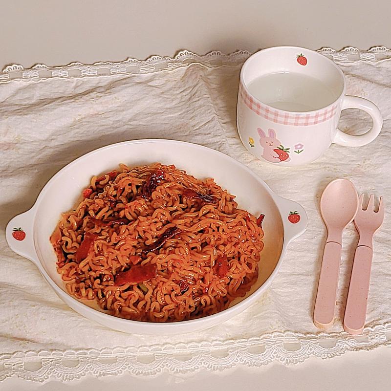 칠리오일 신라면🍝 💬 매콤하고 자극적인 거 당겼는데 저장한 레시피 둘러보다가 이거다 싶어서 맹글기 샐러드 먹고 먹어서인가 3분의 2 정도 먹었는