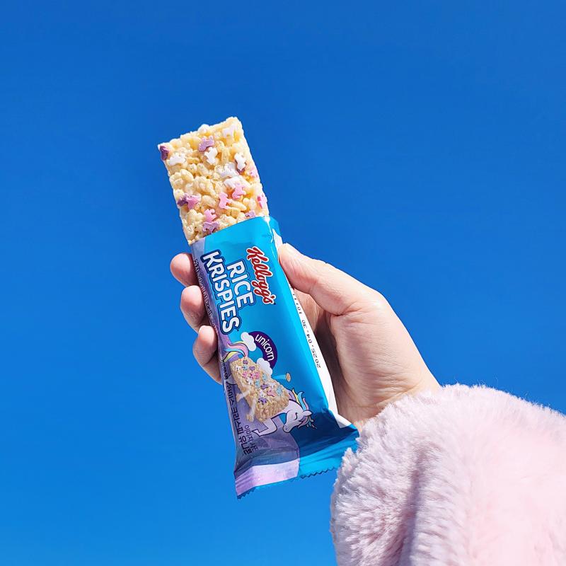 켈로그 라이스 크리스피 유니콘 에너지바🦄 우유🥛 💬 예전에 뻐꾸기가 추천해 준 걸로 기억하는데 주변에 없어서 못 먹어보다 집 근처 편의점에서 팔