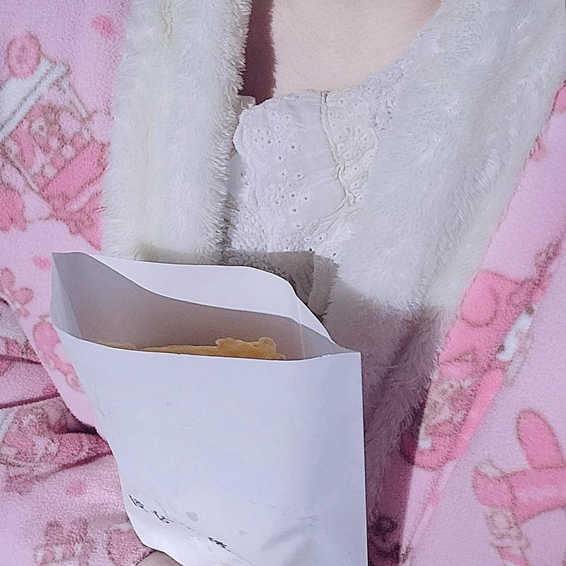 집에 가는 길에 새로 생긴 붕어빵집 보고 친구가 먹자고 해서 들렸는데 내꺼까지 사 줘따 붕빵 들려주는 친구 최구🩷