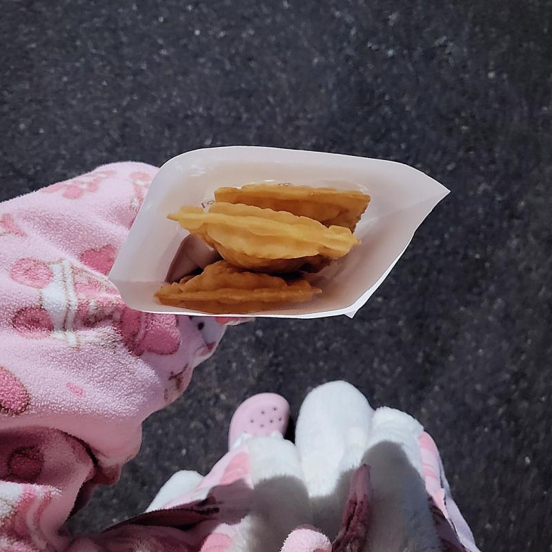 집에 가는 길에 새로 생긴 붕어빵집 보고 친구가 먹자고 해서 들렸는데 내꺼까지 사 줘따 붕빵 들려주는 친구 최구🩷