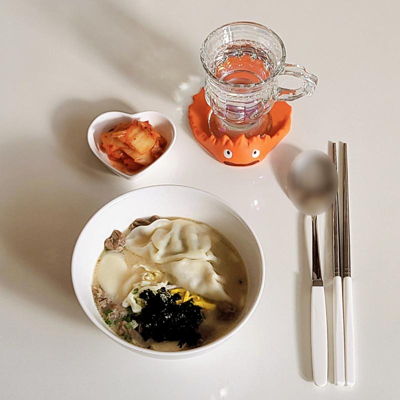 떡국🍲 김치🥬 💬 설날은 떡국🩷저번에 만든 게 좀 더 예쁜 듯 그래도 둘 다 마싯오🩷(저번에는 사골곰탕 이번에는 갈비탕으로 끓여보뮹)