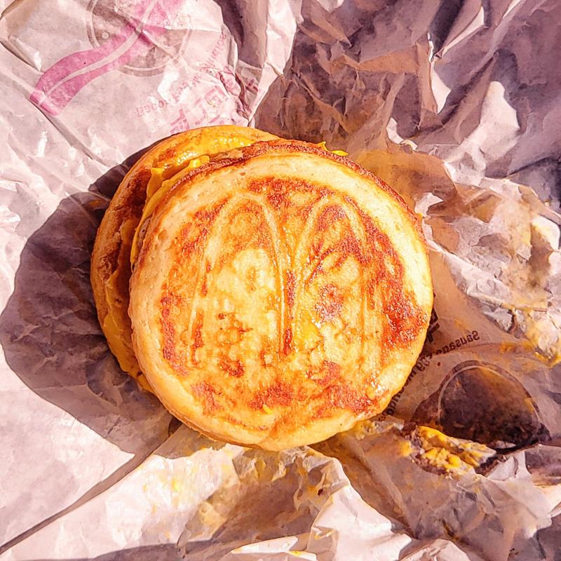 소세지 에그 맥그리들🍔 💬 오늘의 뇌물 저번에는 품절 이슈로 못 먹었는데 2트에 성공🩷핫케이크번이라 달달하고 퐁신해서 마싯따 이거 단종 안 되었