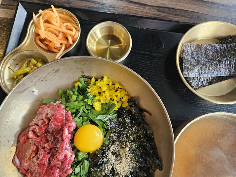 걍 3시간 걸려서 육회비빔밥 먹으러 온 사람 됨..; 그래도 맛있었으니 됐당👍