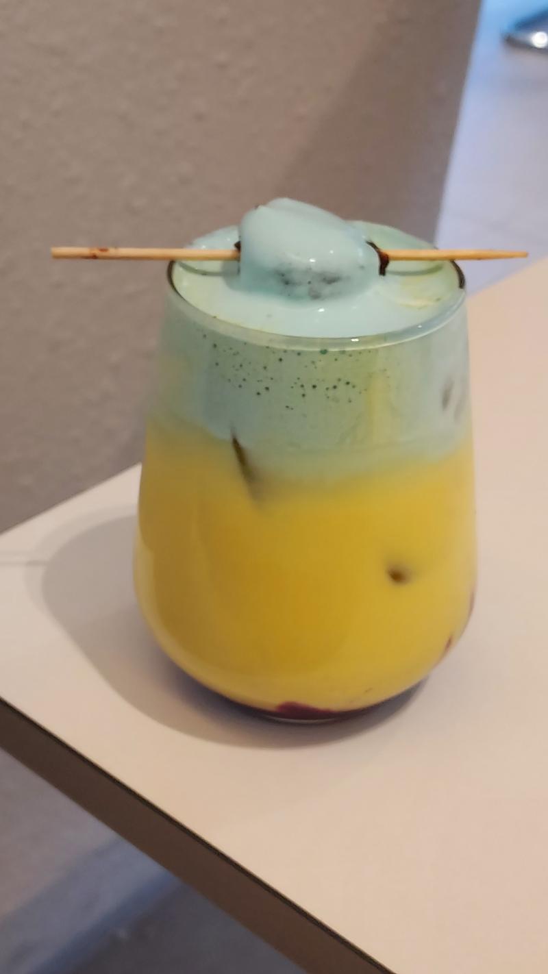 카페 왔어요 비싸고 넓은 새로생긴 갬성카페 이거 무슨 메뉴게 절대맞출수가없을거야