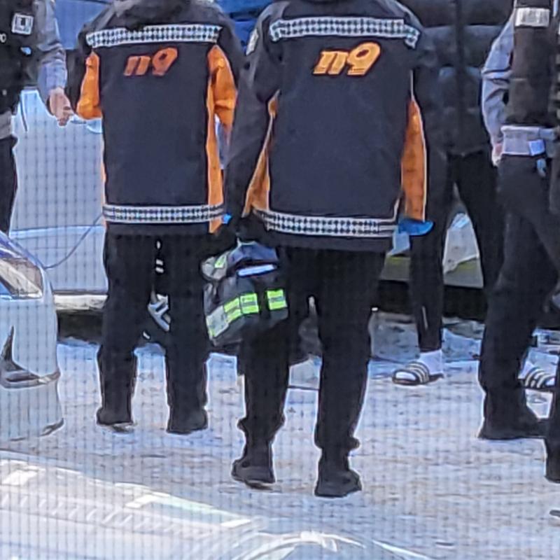 점심 머글 준비하는데 갑자기 쿵 소리 크게 나서 ??? 머지 하고 창문 열어서 봤더니 차 사고 남..평화로운 주말 아침부터 무슨 일이야..